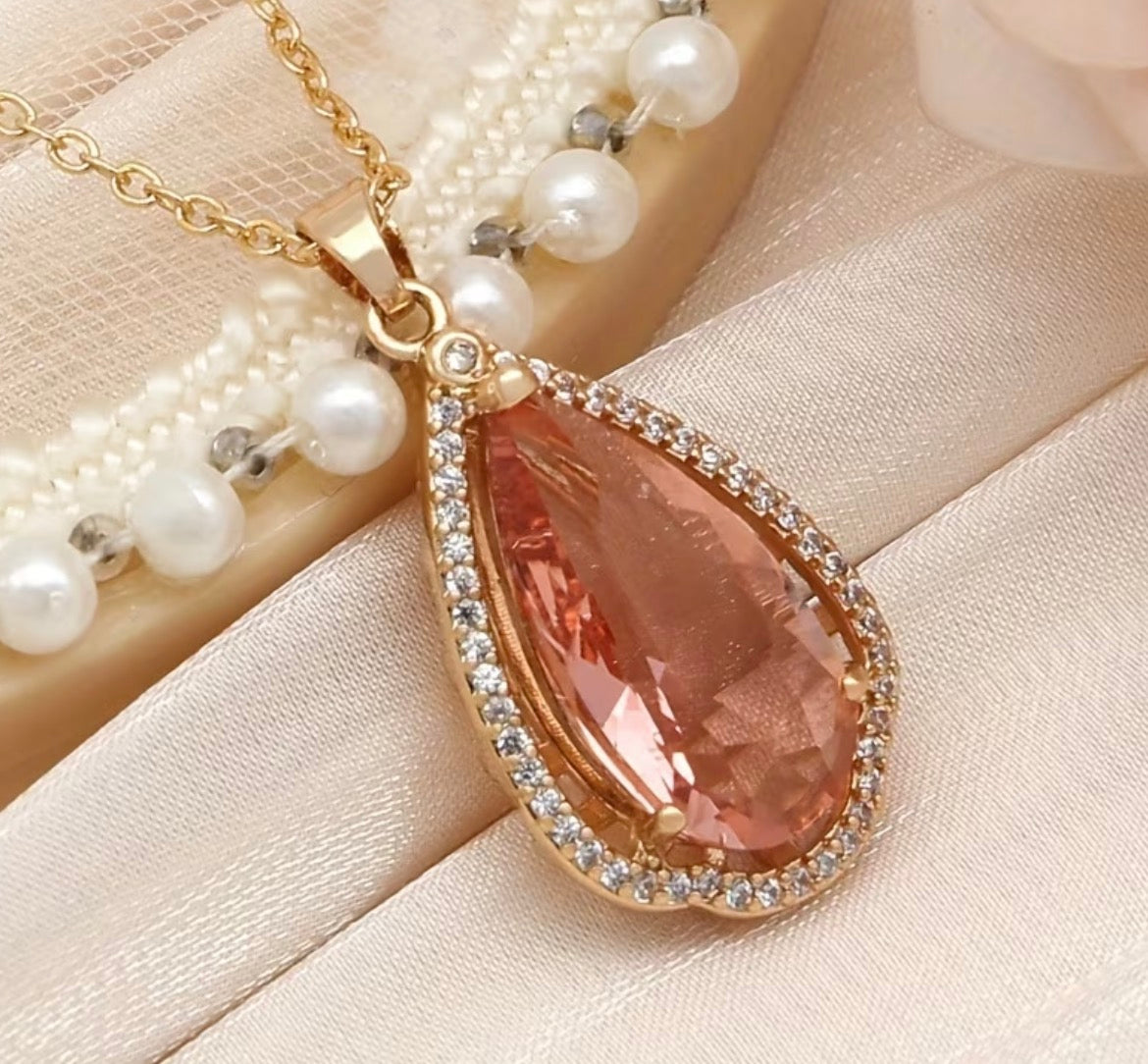 Elegant gem necklace