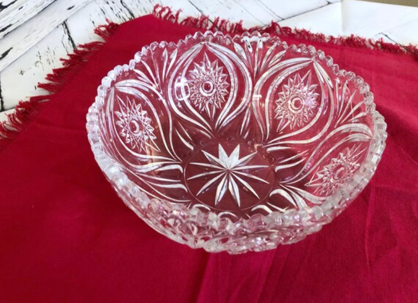 Vintage bowl, Antique, Elegant, Timeless, Decorative, Old-world charm, Intricate design, Nostalgia, Tableware, Collector's item, Fine china, Ornate, Rich history, Delicate, Exquisite, Heirloom, Dining, Classic, Regal, Vintage decor