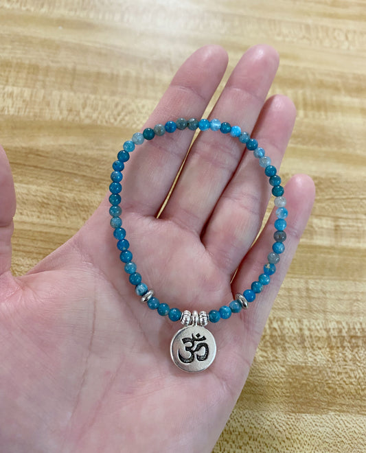  Apatite, Bracelet, Om Charm, Gemstone, Spiritual, Harmony, Balance, Clarity, Inner peace, Communication, Self-expression, Meditation, Mindfulness, Enlightenment, Serenity, Symbolism, Yoga, Healing, Natural beauty, Tranquility